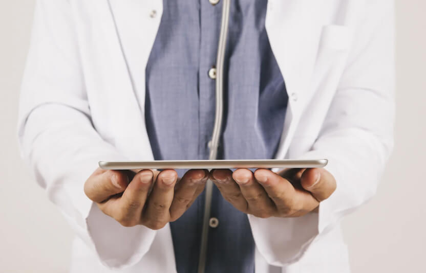 врач держит планшет или распечатку анализов